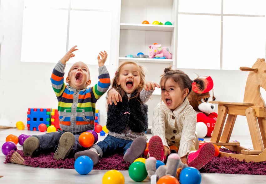 Organizar juguetes en una habitación pequeña